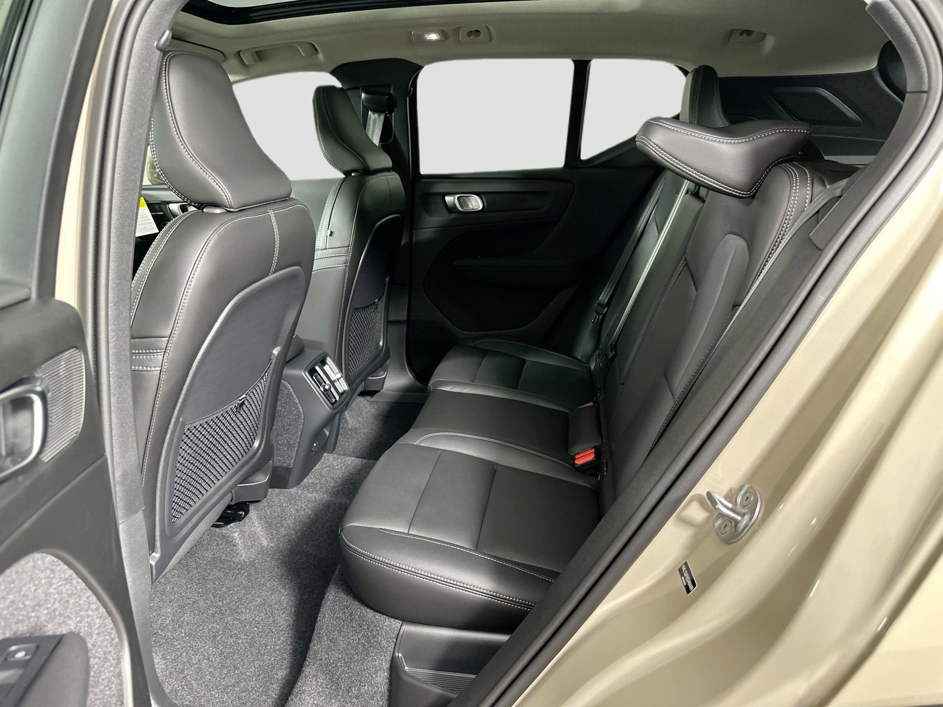 New 2025 Volvo XC40 B5 Ultra w/ Protection Package Premier image 16