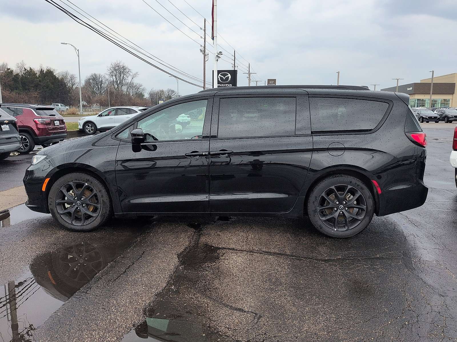 Used 2025 Chrysler Pacifica Limited image 4