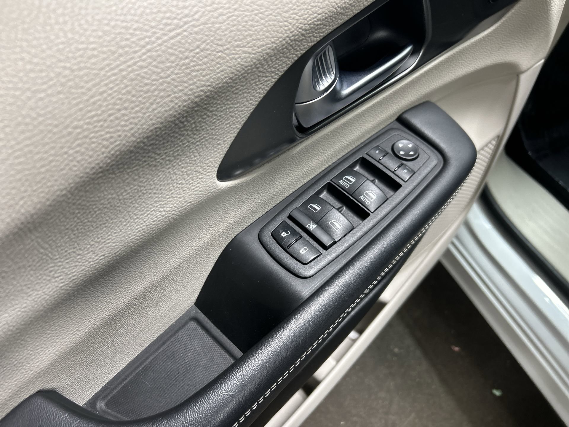 Used 2023 Chrysler Pacifica Touring-L image 25