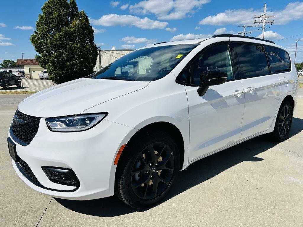 New 2026 Chrysler Pacifica Limited w/ Uconnect Theater Family Group image 45