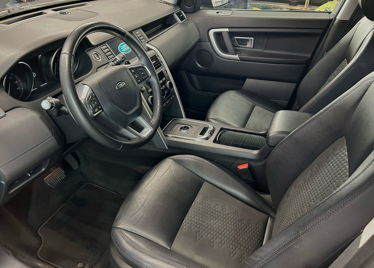 Used 2018 Land Rover Discovery Sport SE image 9