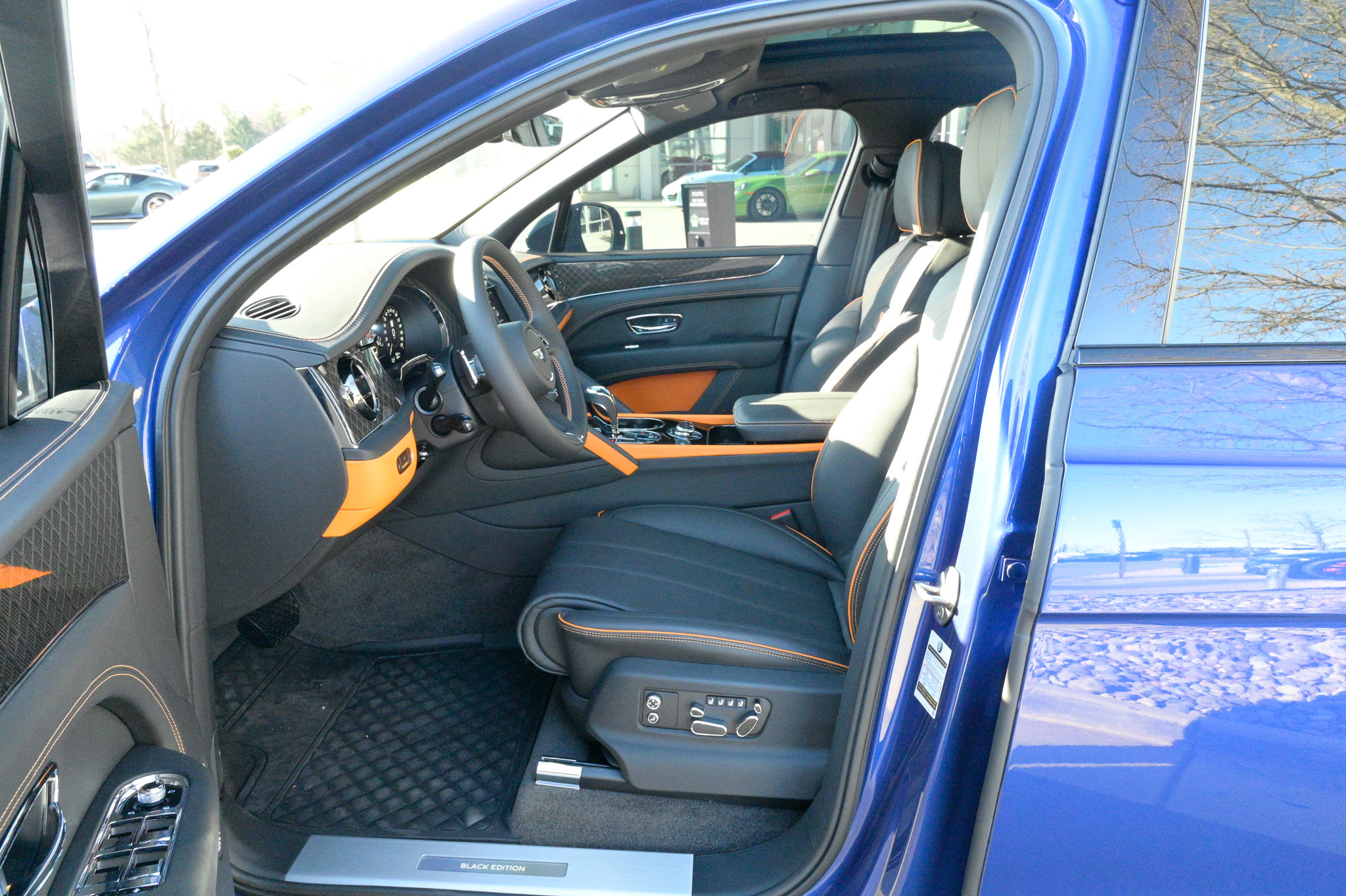 Used 2025 Bentley Bentayga image 17