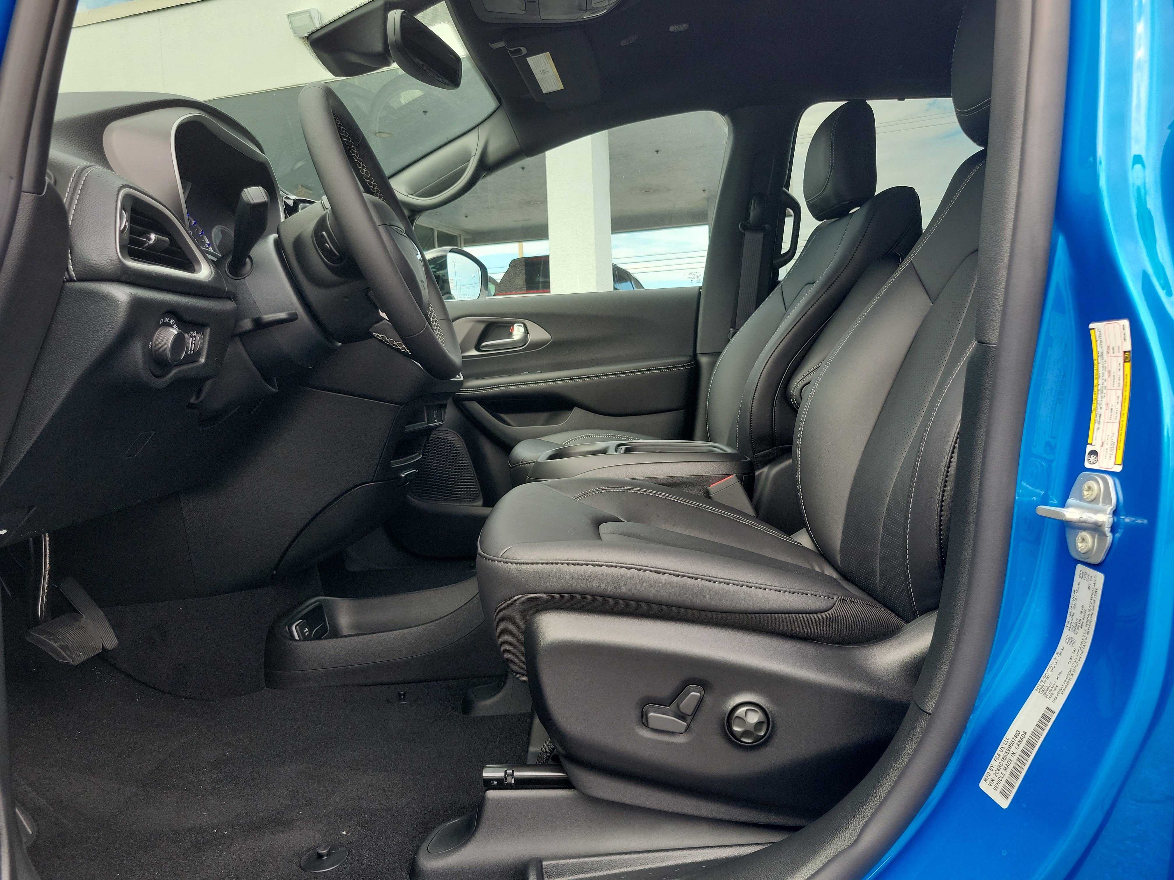 New 2027 Chrysler Pacifica Select FWD image 10