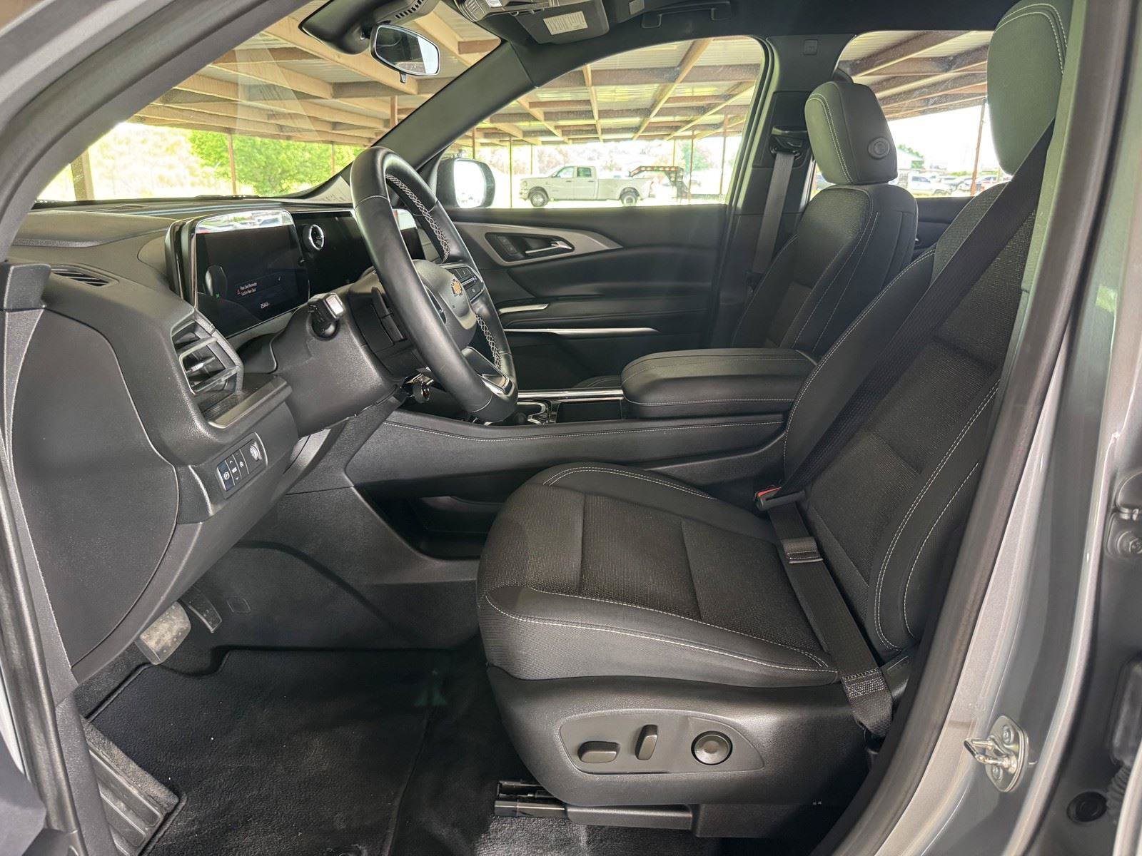 Used 2025 Chevrolet Traverse LT FWD image 28