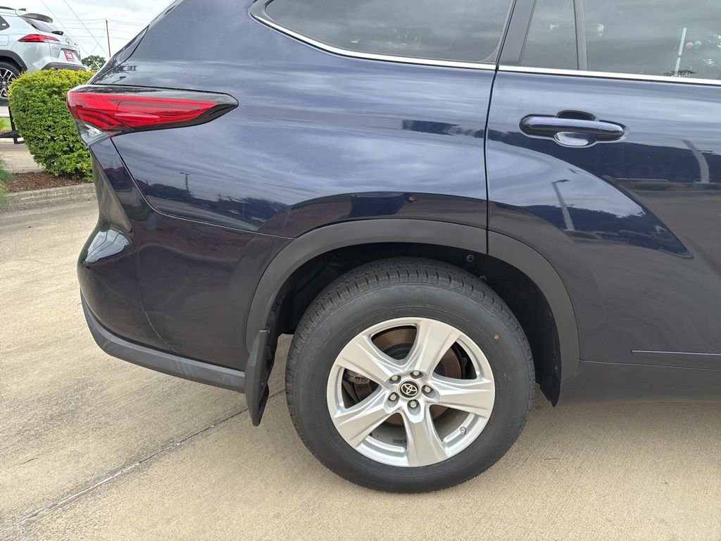 Used 2023 Toyota Highlander LE FWD image 6