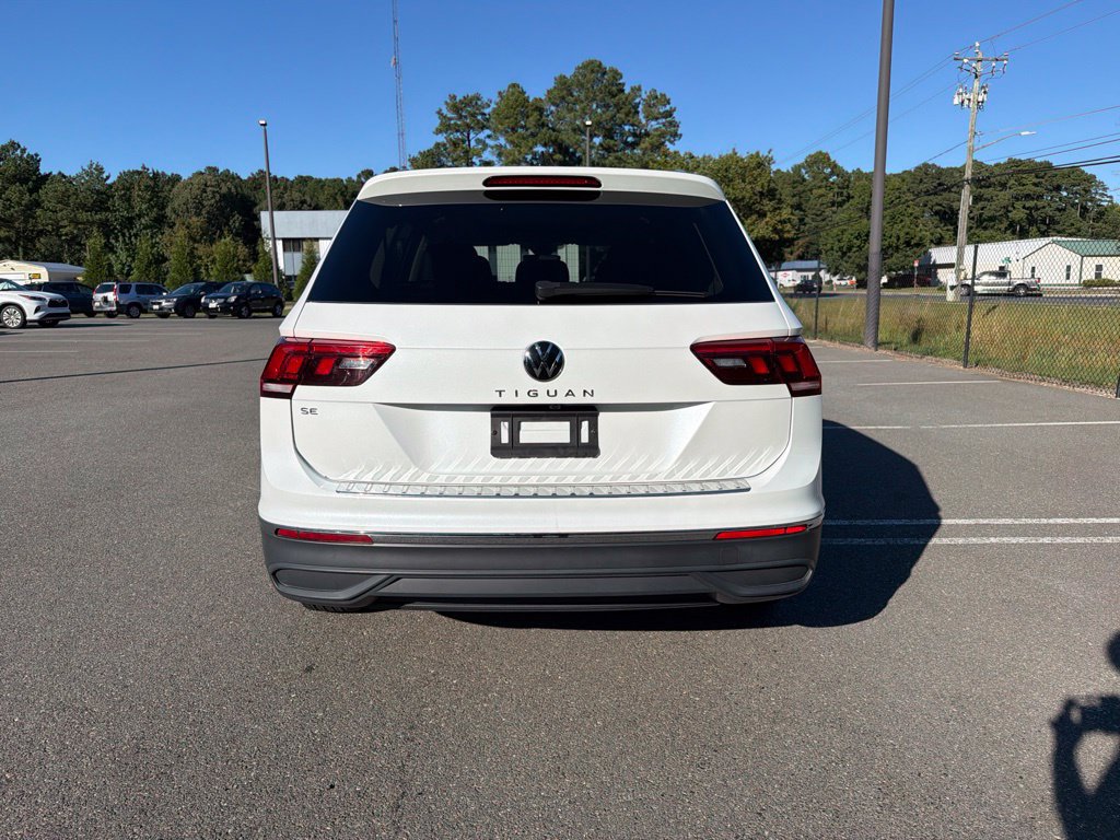Used 2023 Volkswagen Tiguan SE w/ Panoramic Sunroof Package FWD image 6