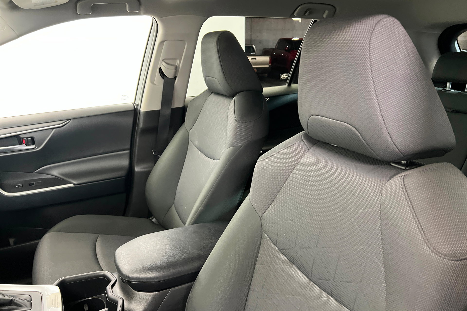 Used 2025 Toyota RAV4 XLE AWD/4WD image 17