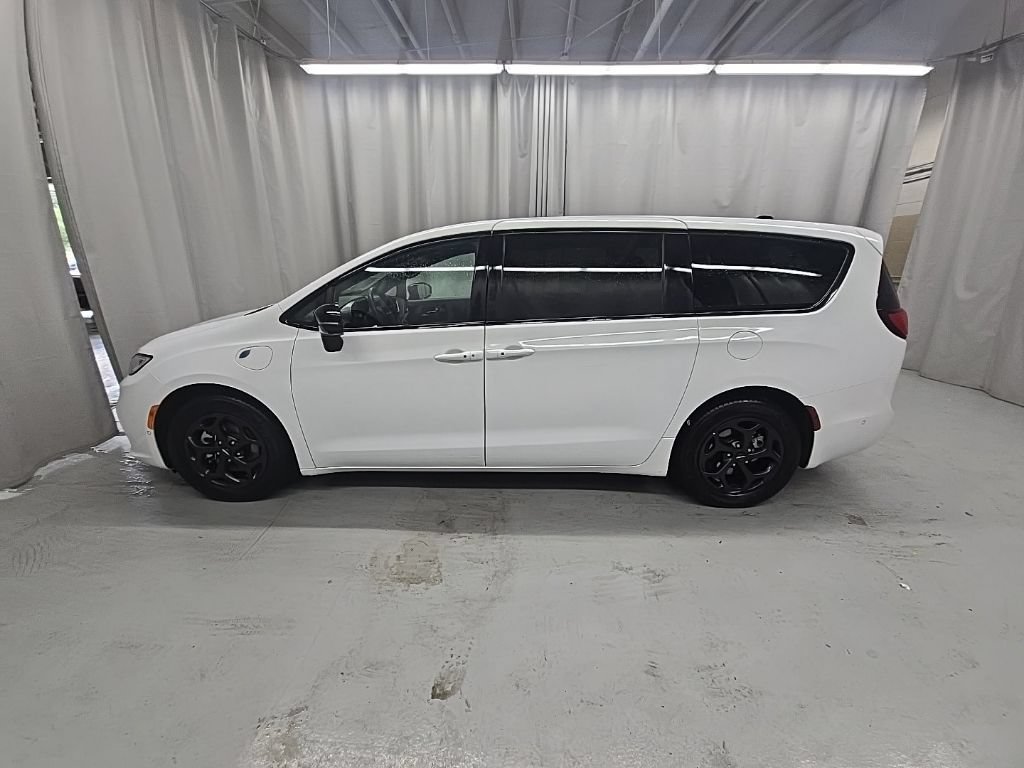 Used 2024 Chrysler Pacifica Limited FWD image 2