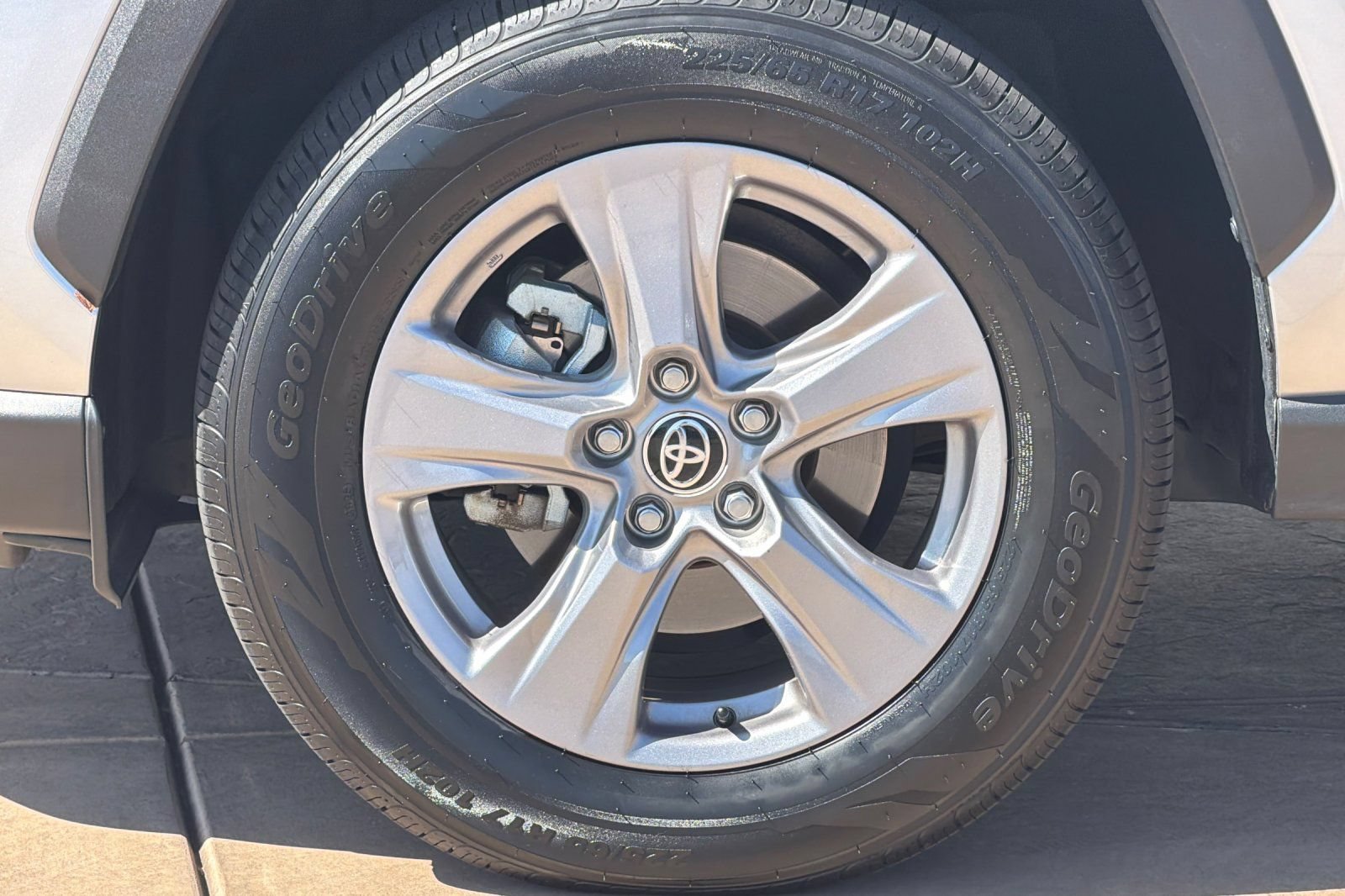 Used 2025 Toyota RAV4 XLE AWD/4WD image 32