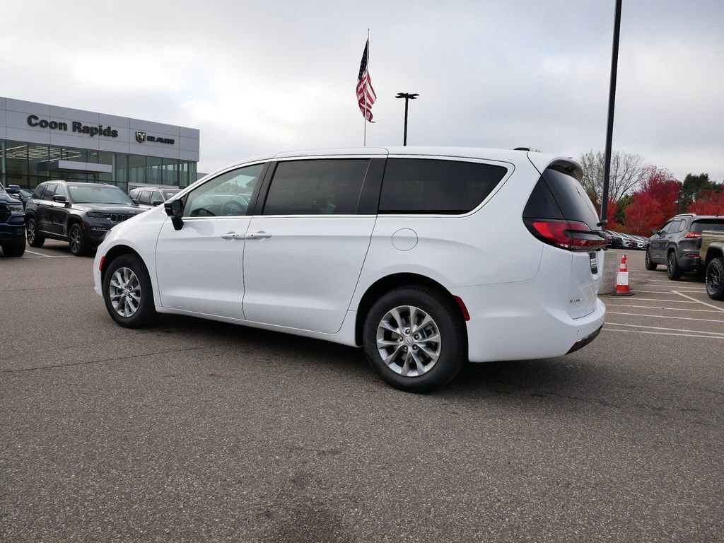 New 2026 Chrysler Pacifica Select AWD/4WD image 45