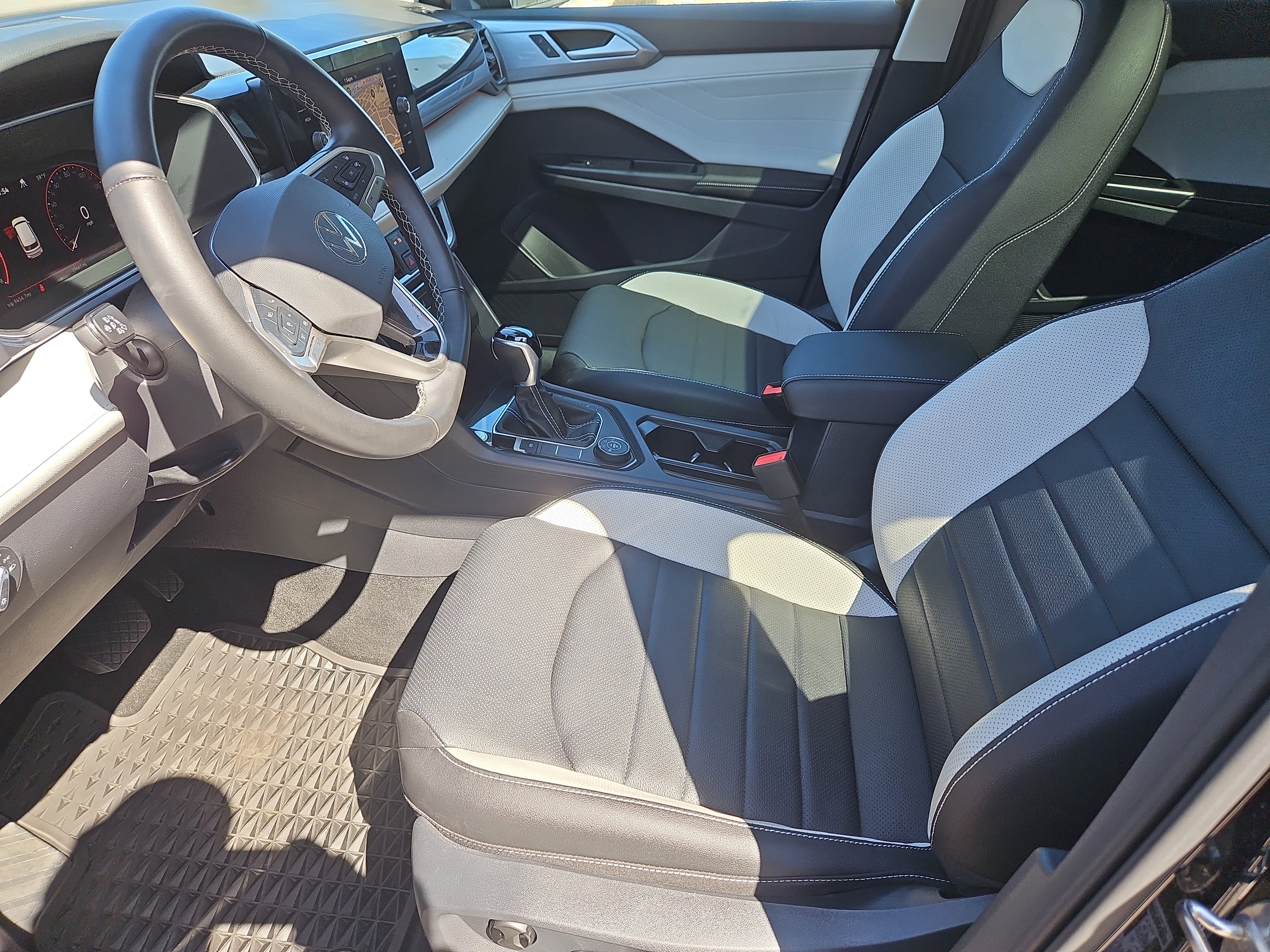 Certified 2025 Volkswagen Taos SEL AWD/4WD image 31