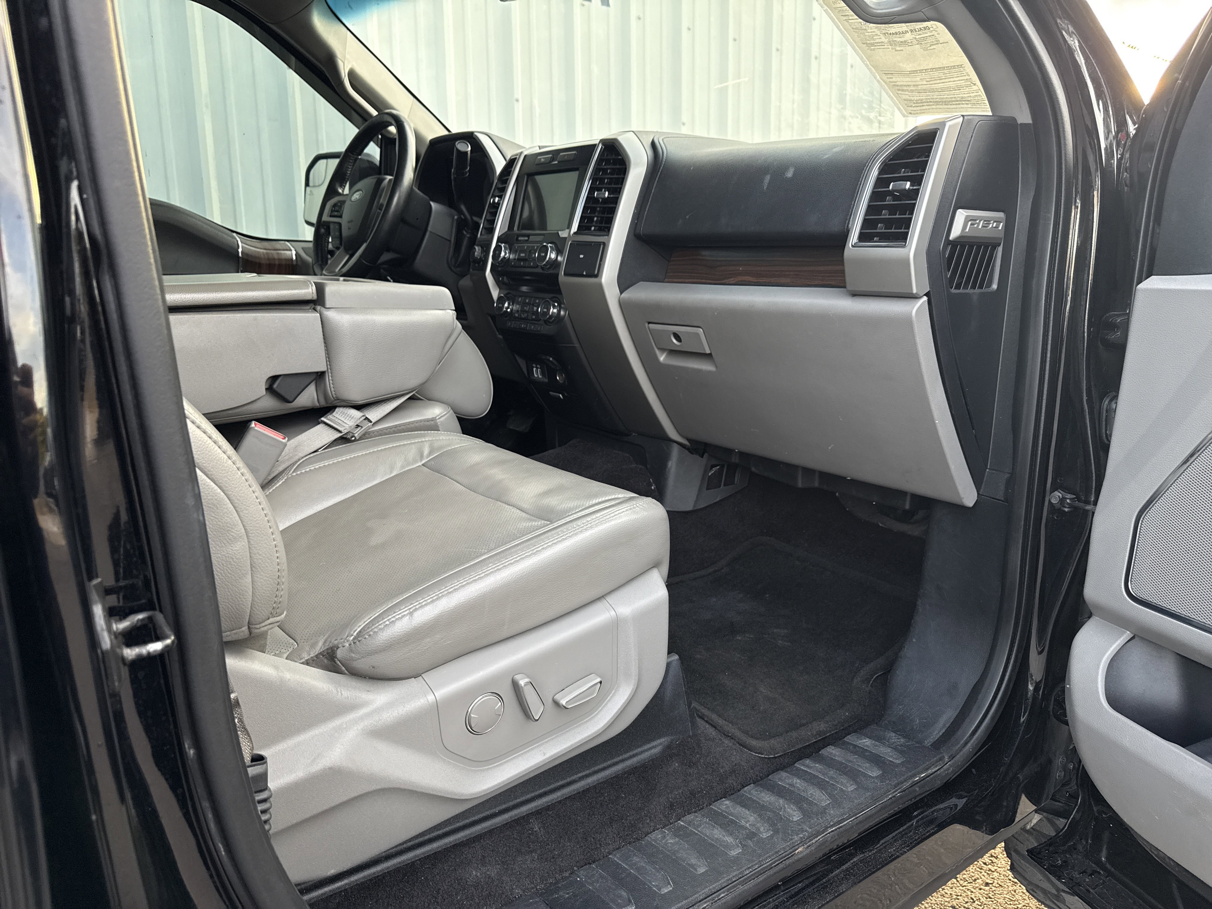 Used 2017 Ford F150 Lariat image 22