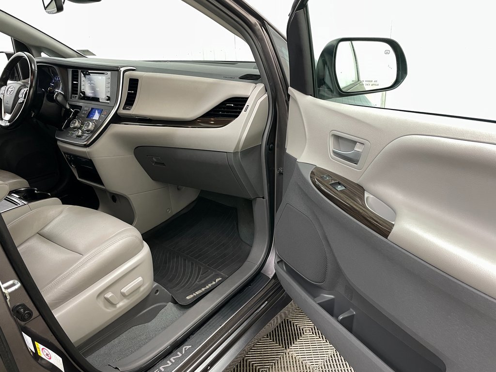 Used 2019 Toyota Sienna XLE image 38