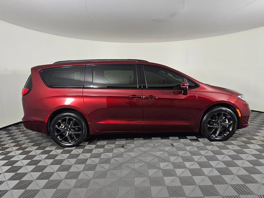Used 2021 Chrysler Pacifica Touring-L w/ Uconnect Theater Family Group AWD/4WD image 2