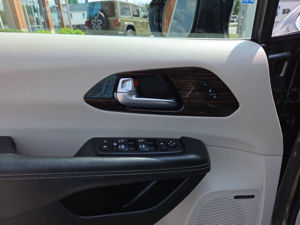 Certified 2023 Chrysler Pacifica Limited w/ Uconnect Theater Family Group AWD/4WD image 13
