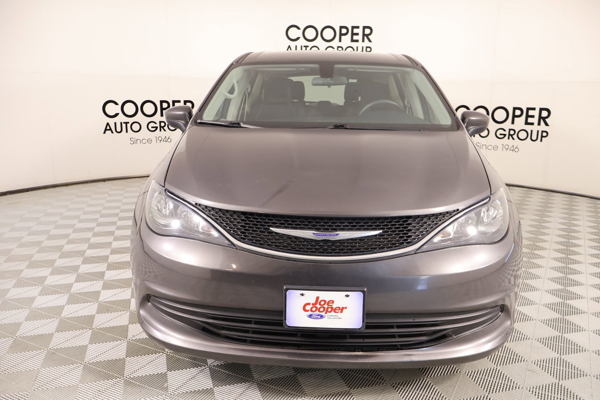 Used 2020 Chrysler Voyager LX image 8