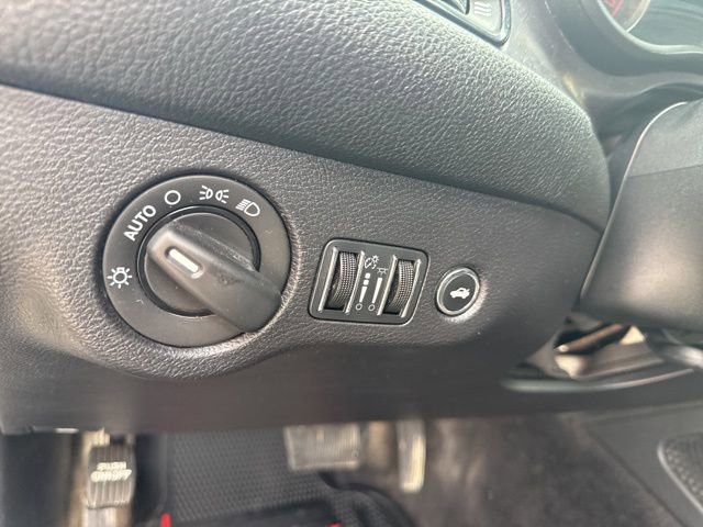 Used 2015 Dodge Challenger SXT RWD image 13