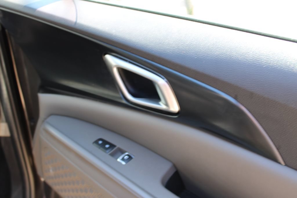 Used 2025 Kia Carnival FWD image 20