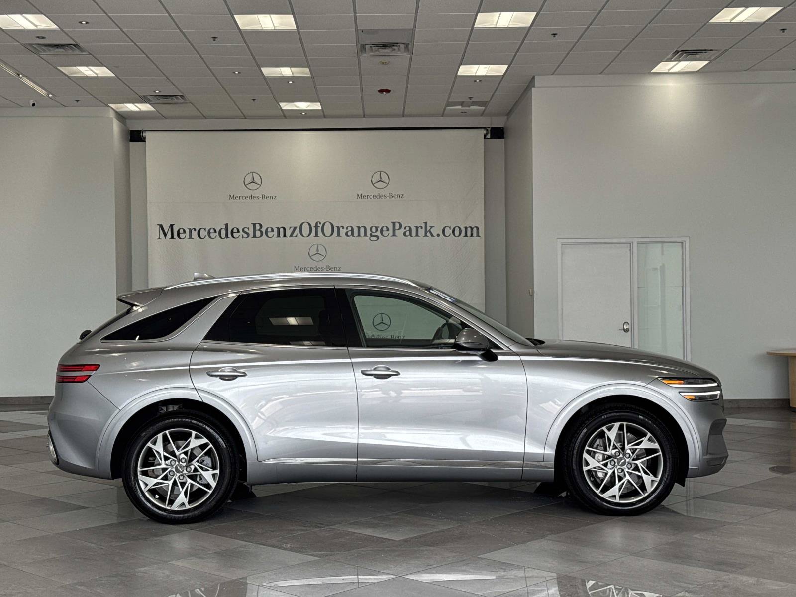 Used 2024 Genesis GV70 2.5T AWD/4WD image 3