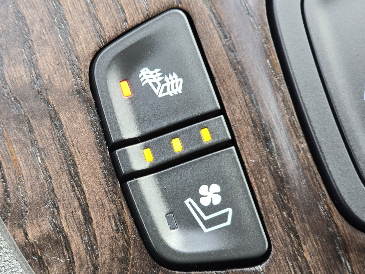 Used 2022 GMC Acadia Denali w/ Denali Technology Package image 10