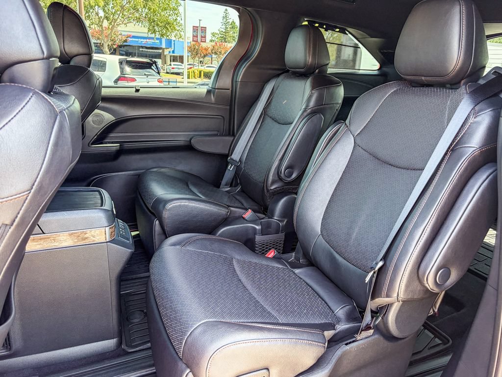 Used 2025 Toyota Sienna Platinum AWD/4WD image 43