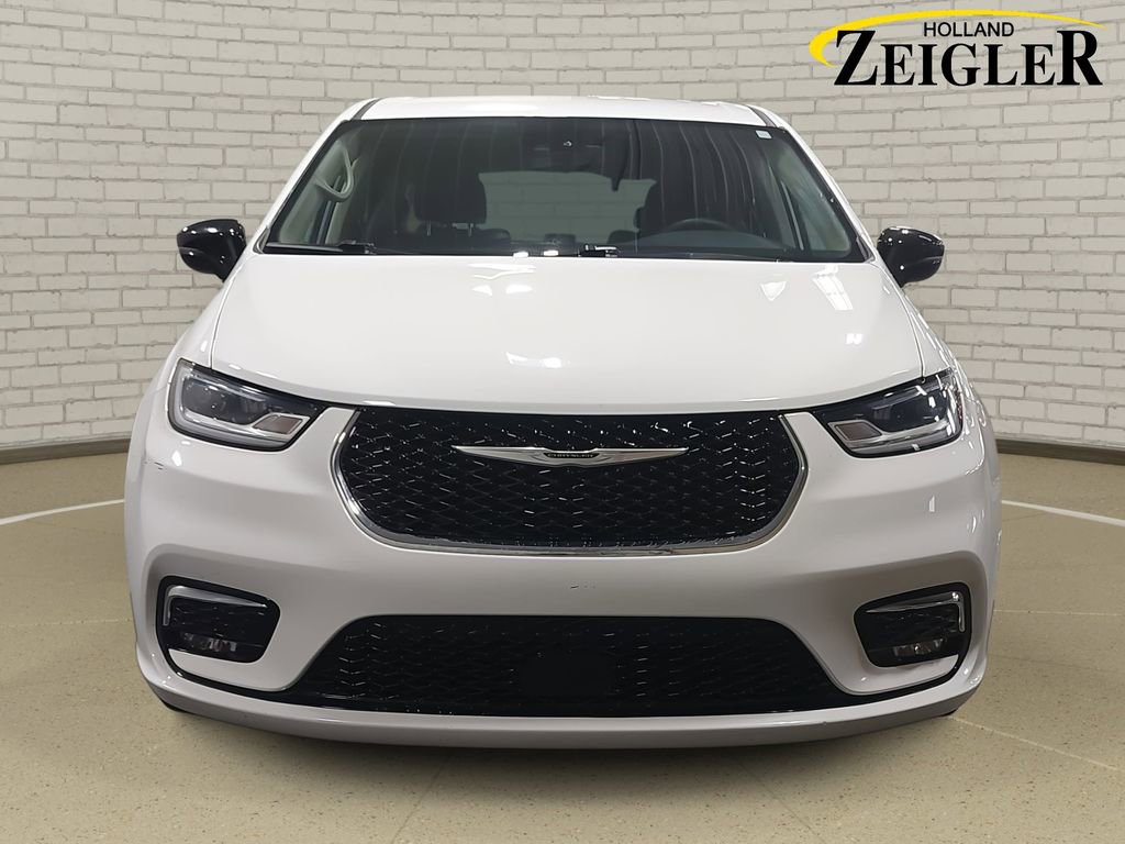 Used 2024 Chrysler Pacifica Touring-L image 2