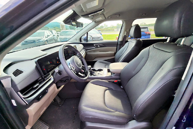 Used 2026 Kia Carnival FWD image 6