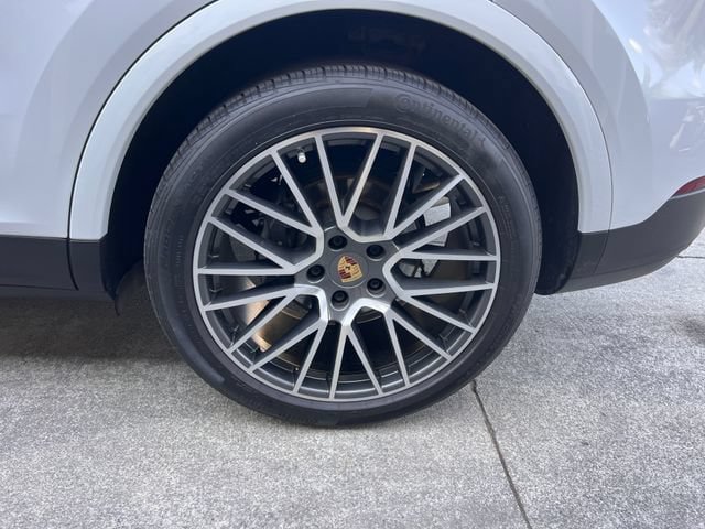 Used 2022 Porsche Cayenne AWD/4WD image 38