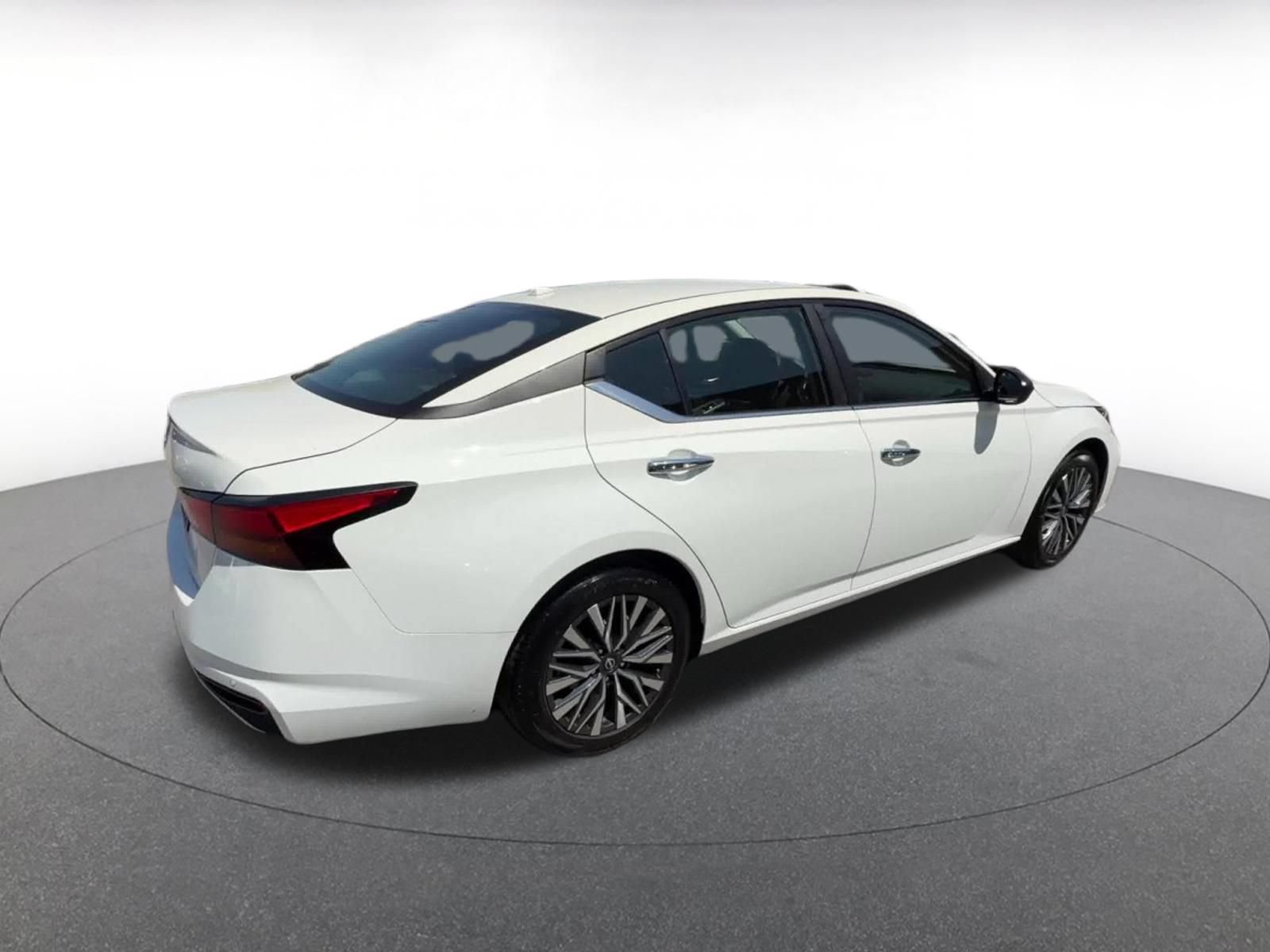 Used 2025 Nissan Altima 2.5 SV FWD image 15