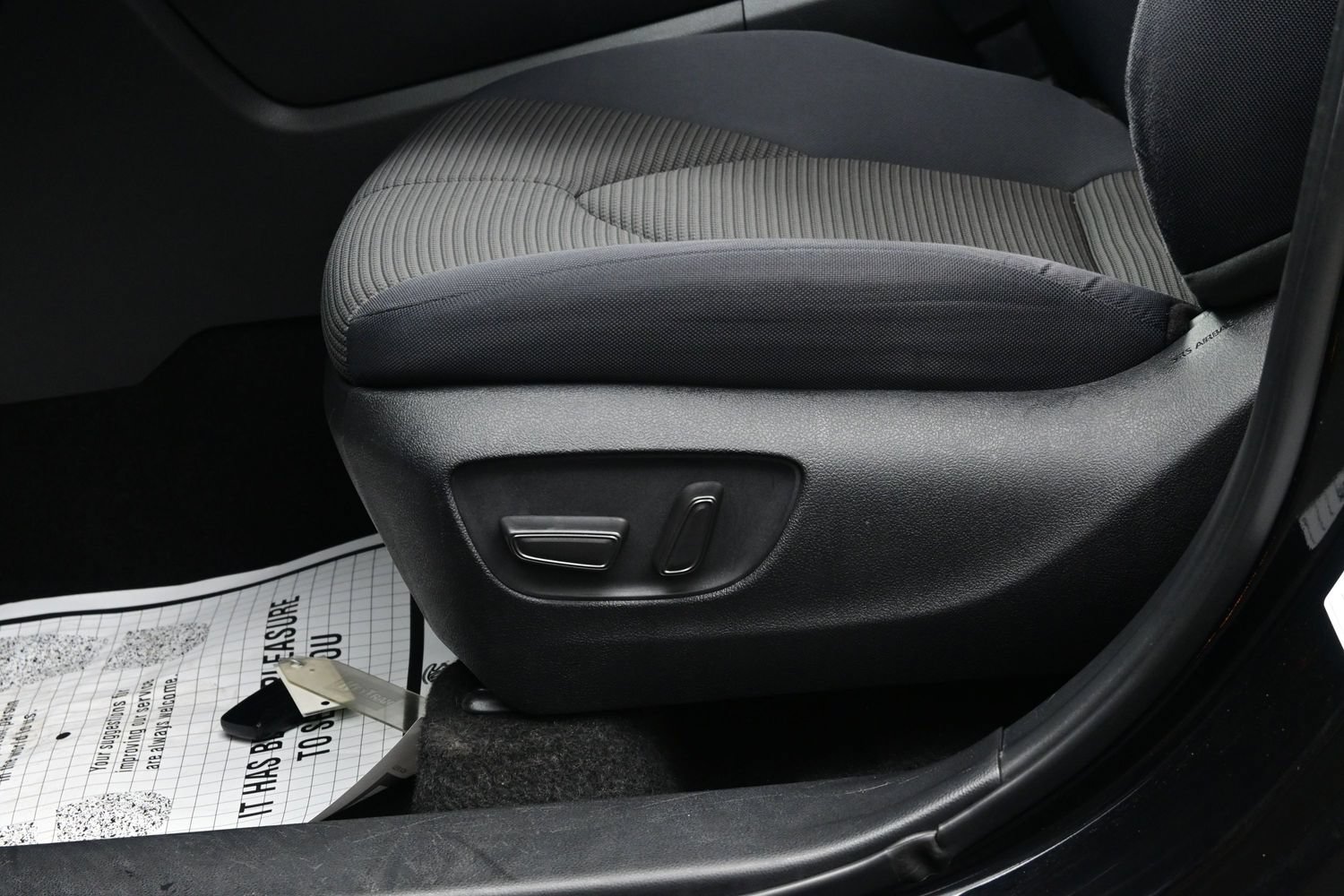Used 2024 Toyota Highlander LE FWD image 11
