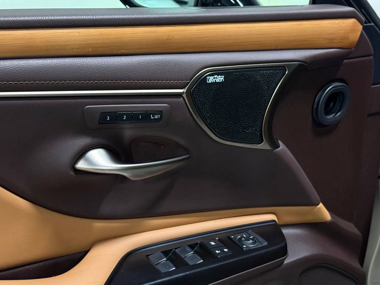 Used 2019 Lexus ES 350 Ultra Luxury w/ Accessory Package image 12