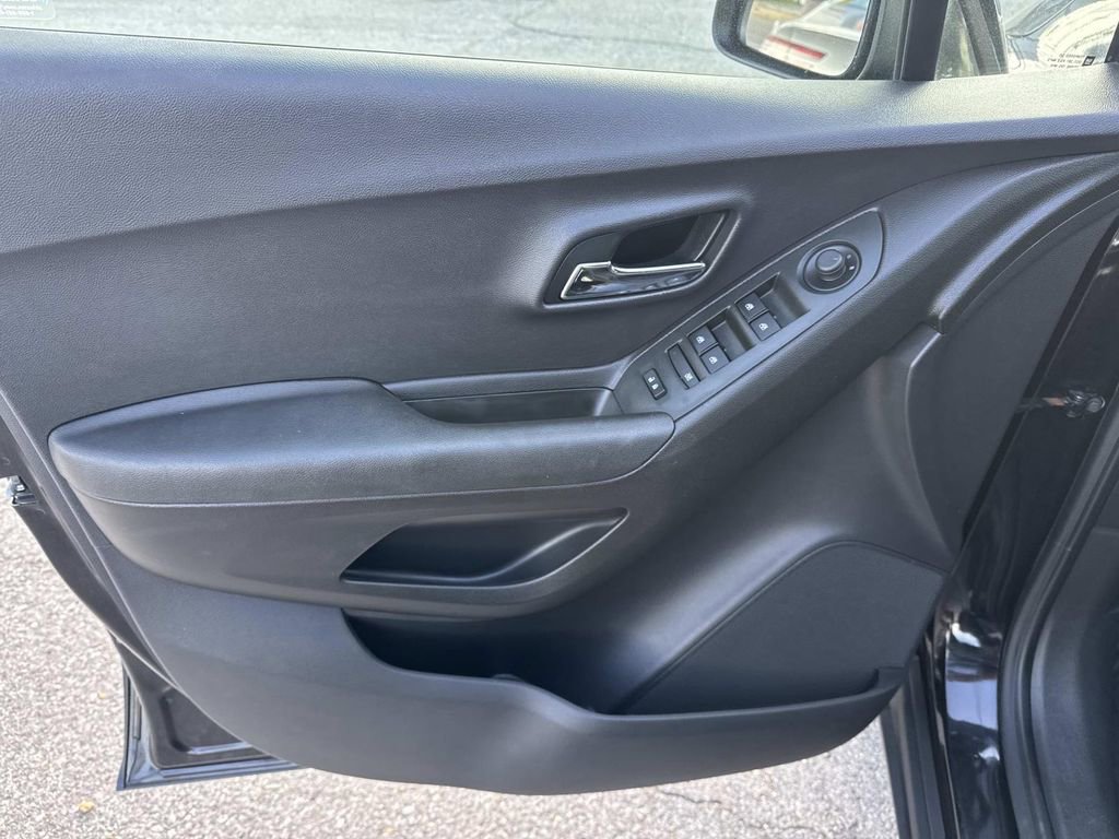 Certified 2019 Chevrolet Trax LT w/ LT Convenience Package image 18