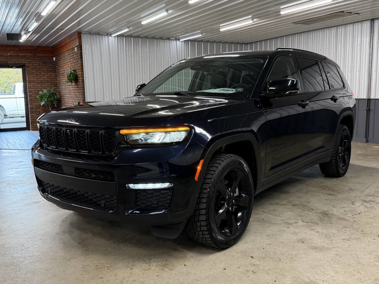 Used 2023 Jeep Grand Cherokee L Limited w/ Luxury Tech Group II image 4