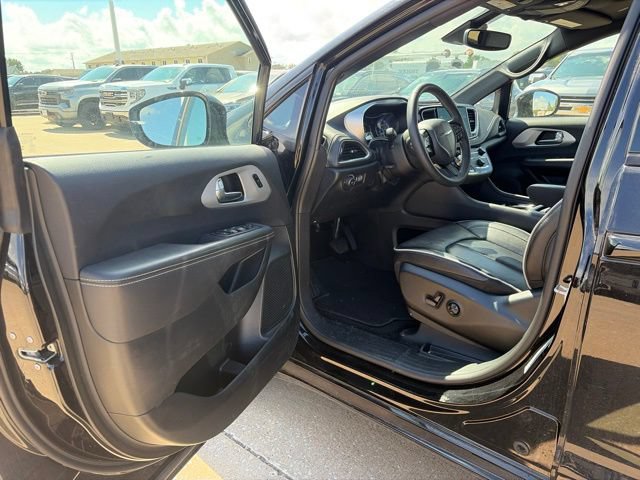 Used 2025 Chrysler Pacifica Limited FWD image 9