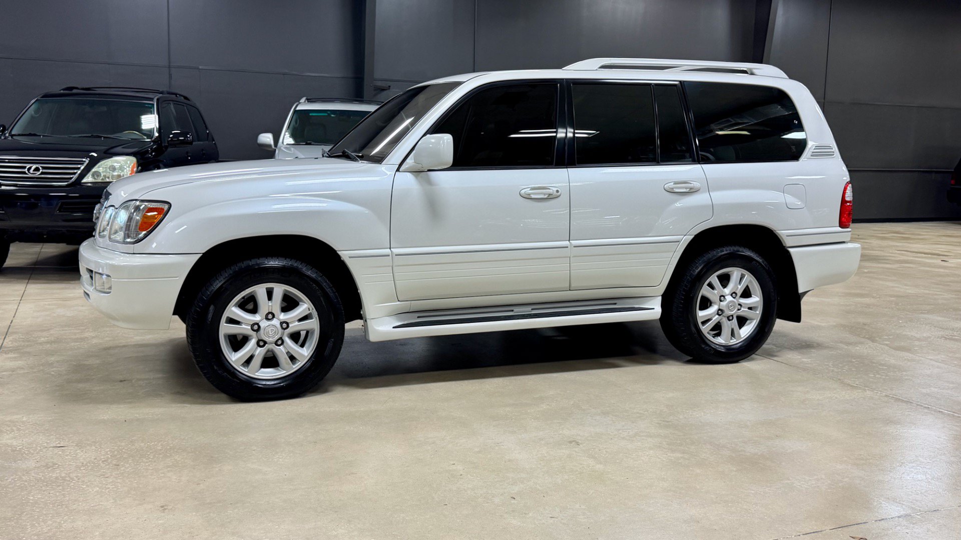 Used 2003 Lexus LX 470 4WD video 1