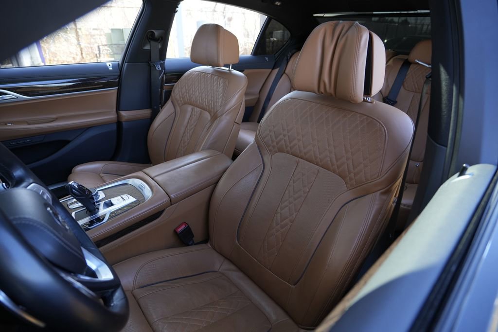 Used 2020 BMW 750i xDrive w/ Cold Weather Package image 18