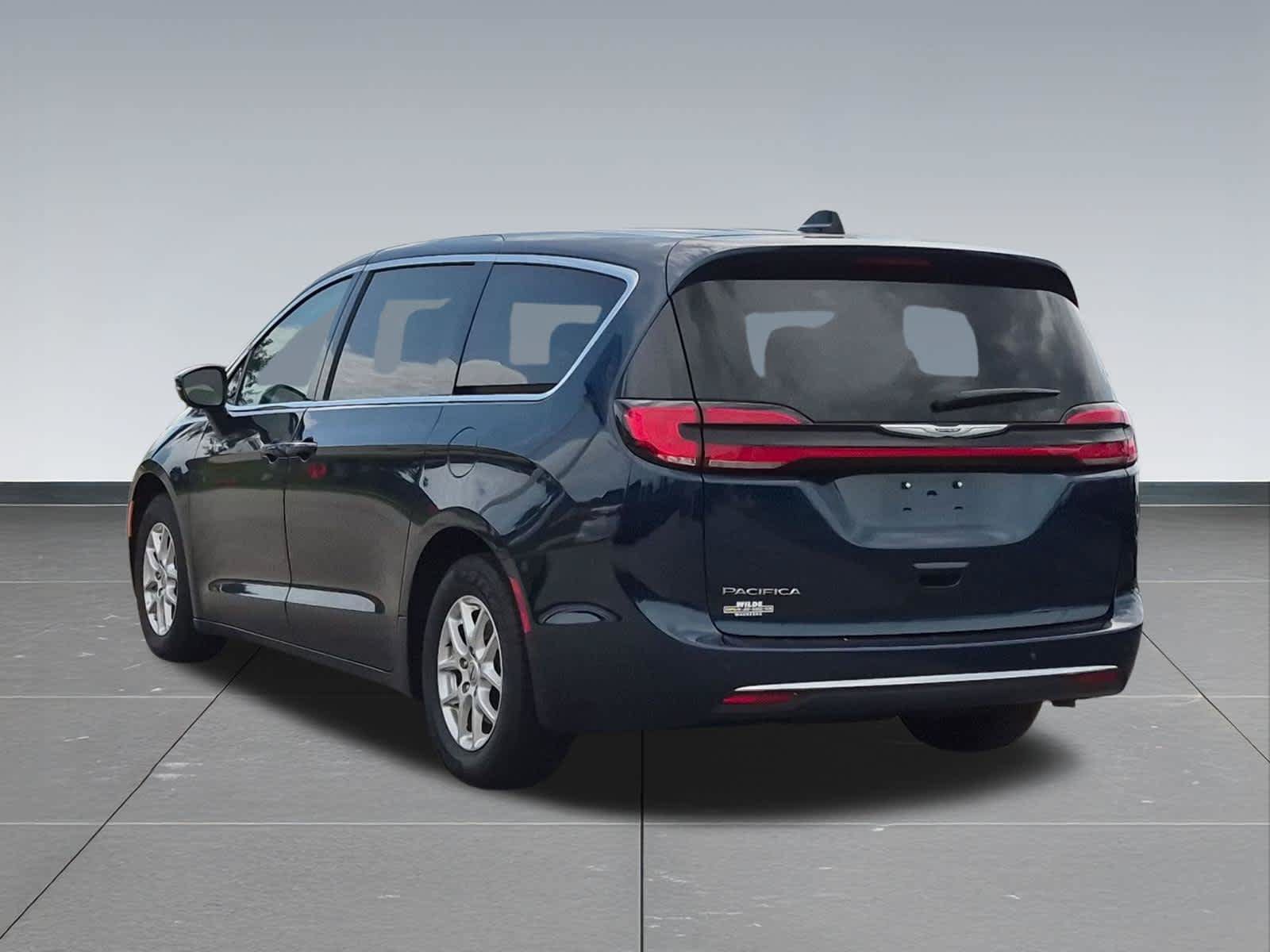 Used 2024 Chrysler Pacifica Touring-L FWD image 4