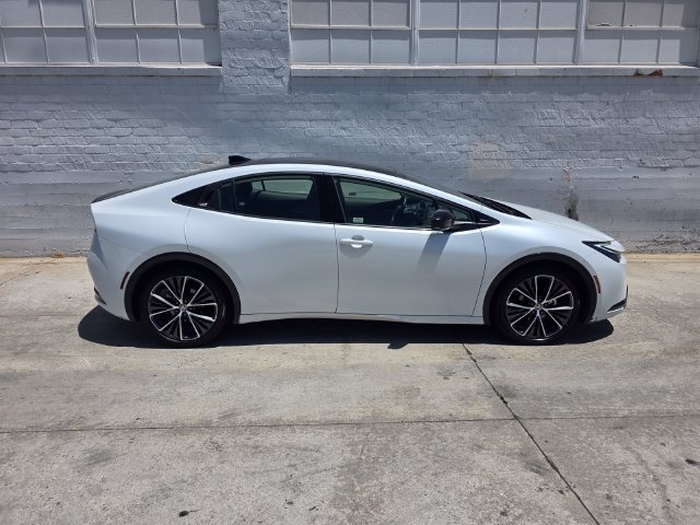 Used 2024 Toyota Prius XLE FWD image 3