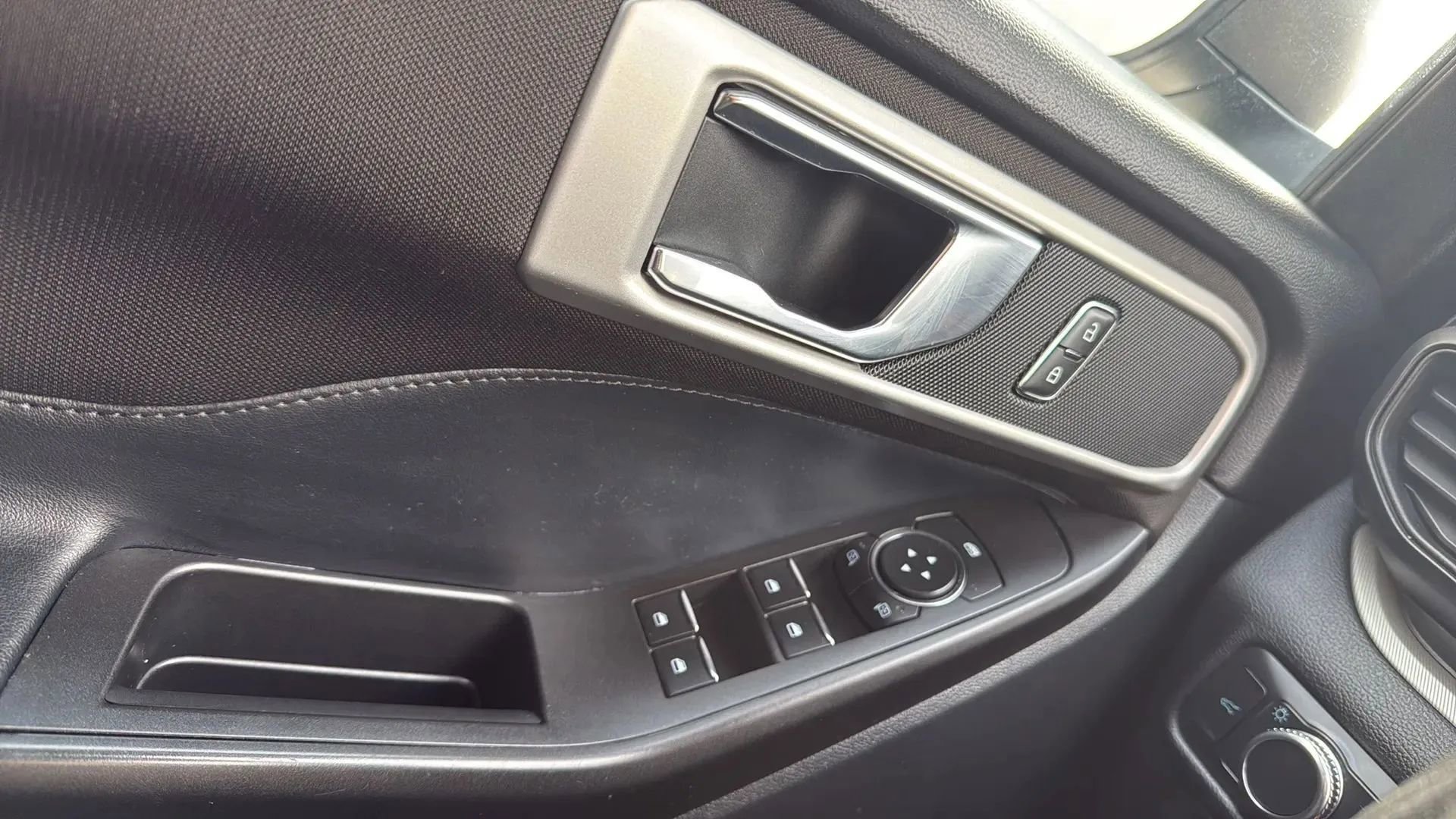 Used 2020 Ford Explorer XLT w/ Comfort Package image 22