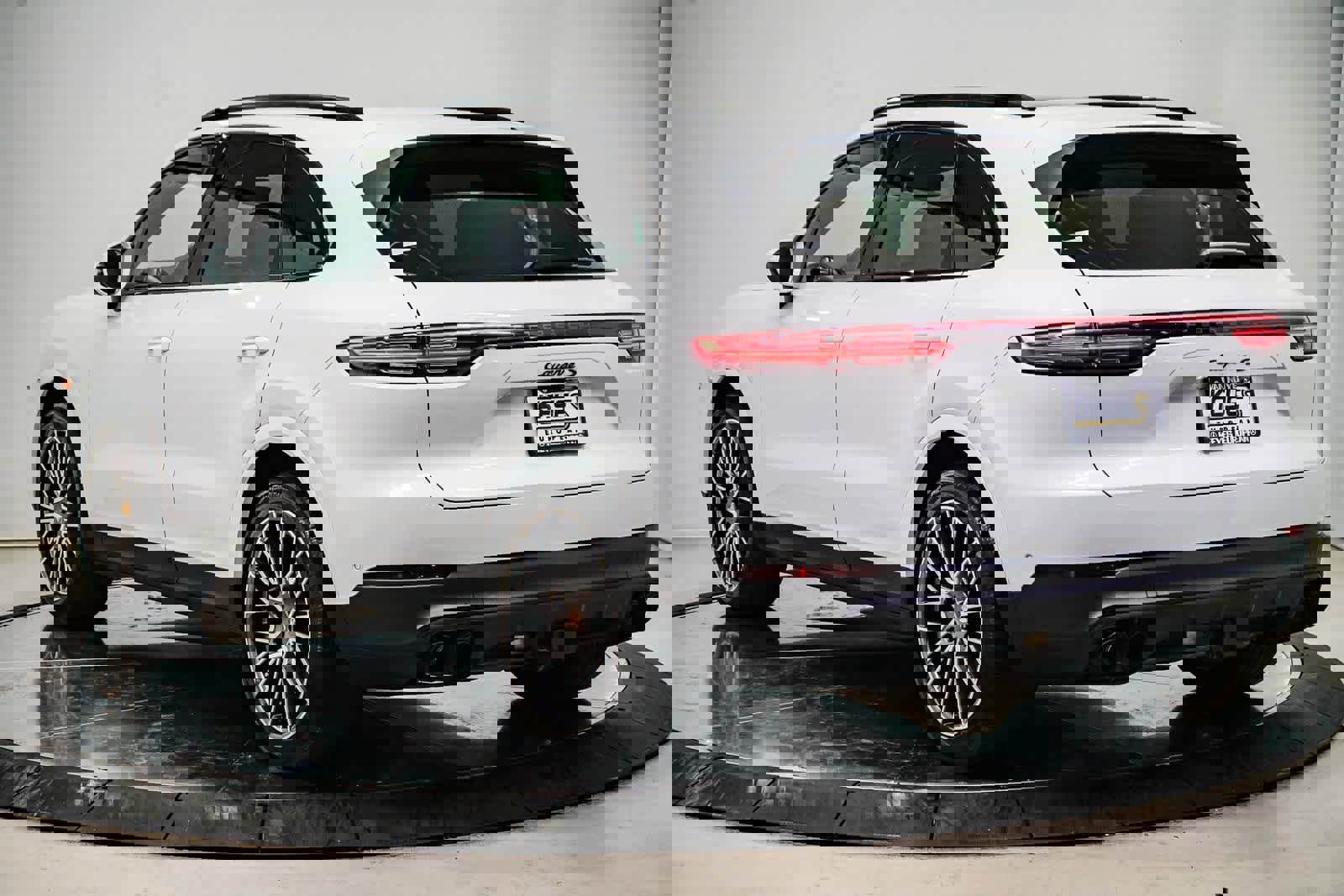 Used 2023 Porsche Cayenne S Platinum image 2