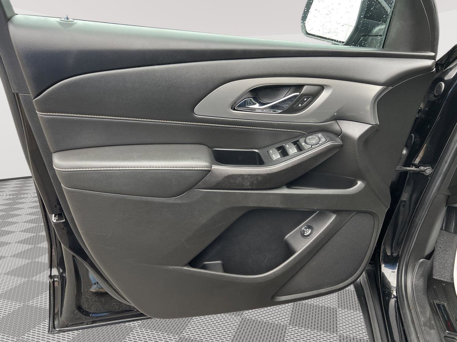 Used 2023 Chevrolet Traverse LT image 10