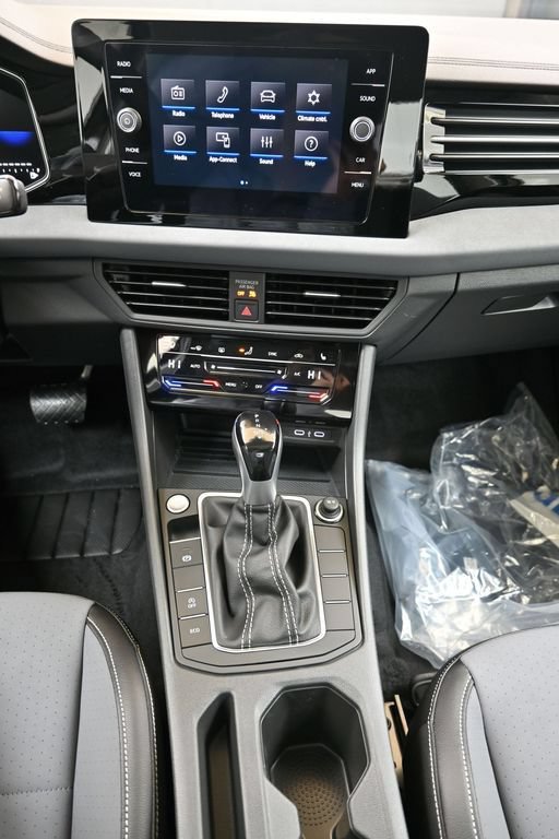 Certified 2026 Volkswagen Jetta SE w/ Black Wheel Package FWD image 27