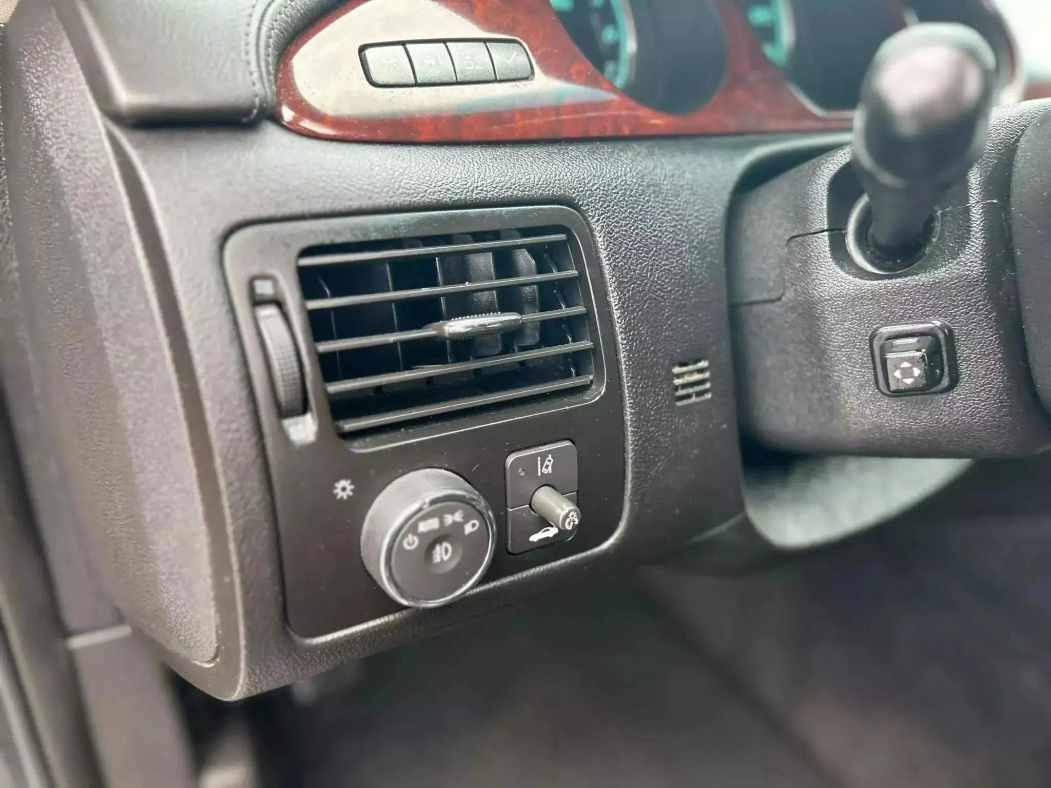 Used 2010 Buick Lucerne Super image 13