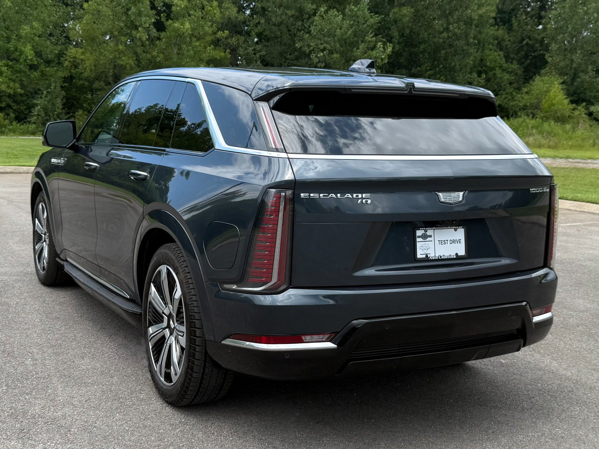 Used 2025 Cadillac Escalade IQ Luxury 2 w/ LPO, Premium Carpet Package AWD/4WD image 4