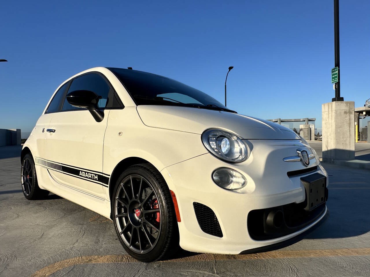 Used 2013 FIAT 500 Abarth w/ Beats Audio Pkg FWD image 4