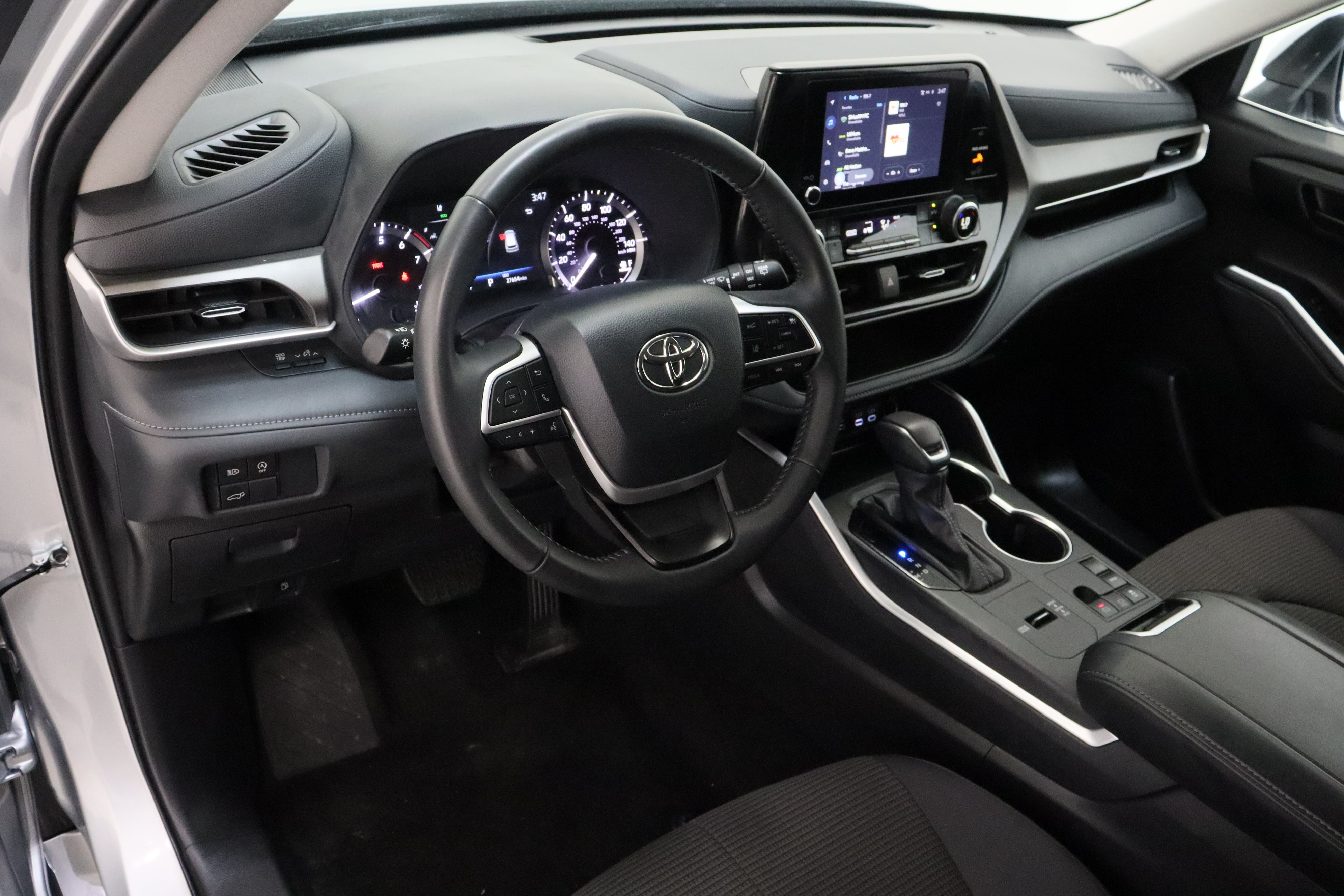 Certified 2025 Toyota Highlander LE FWD image 13
