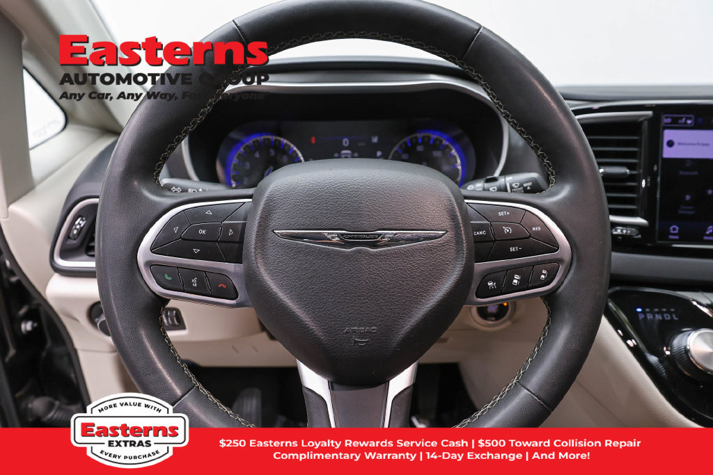 Used 2023 Chrysler Pacifica Touring-L FWD image 11