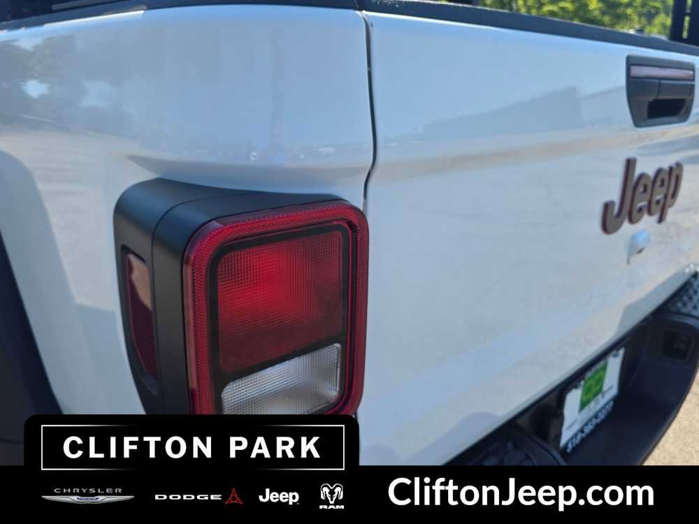 Used 2023 Jeep Gladiator Rubicon w/ Cold Weather Group AWD/4WD image 8