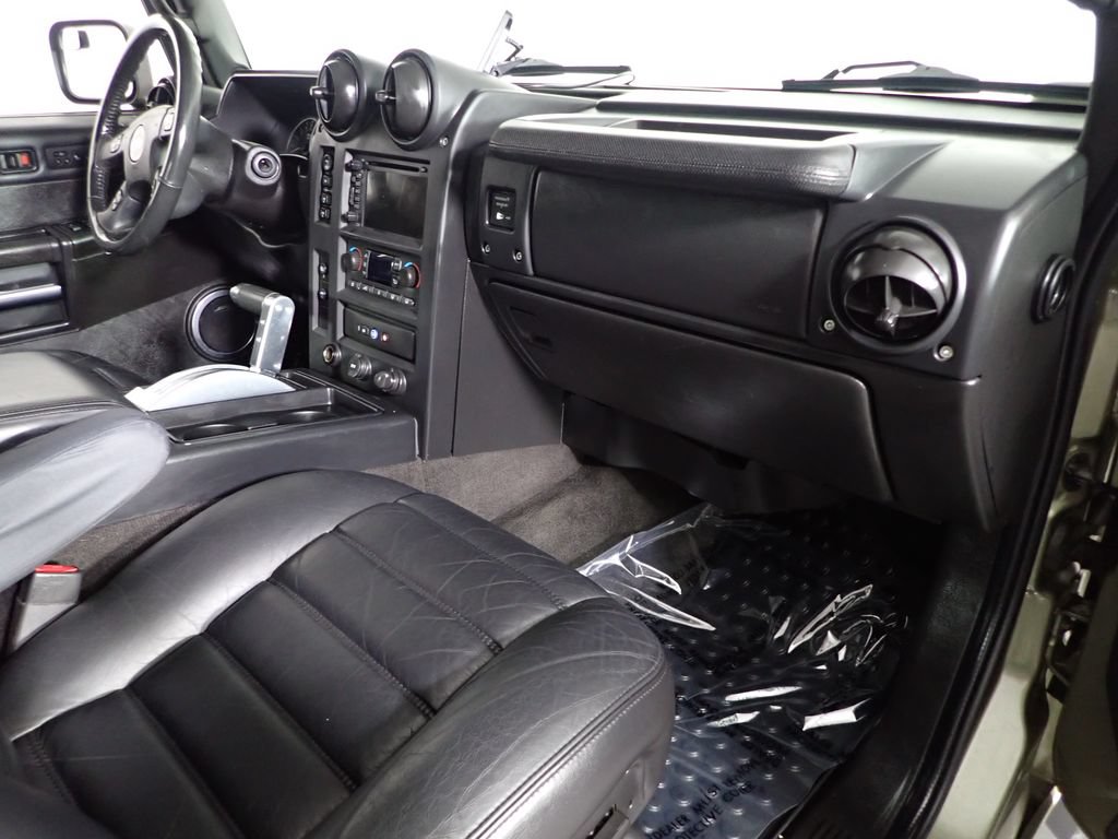 Used 2005 HUMMER H2 SUT w/ Preferred Equipment Group AWD/4WD image 40