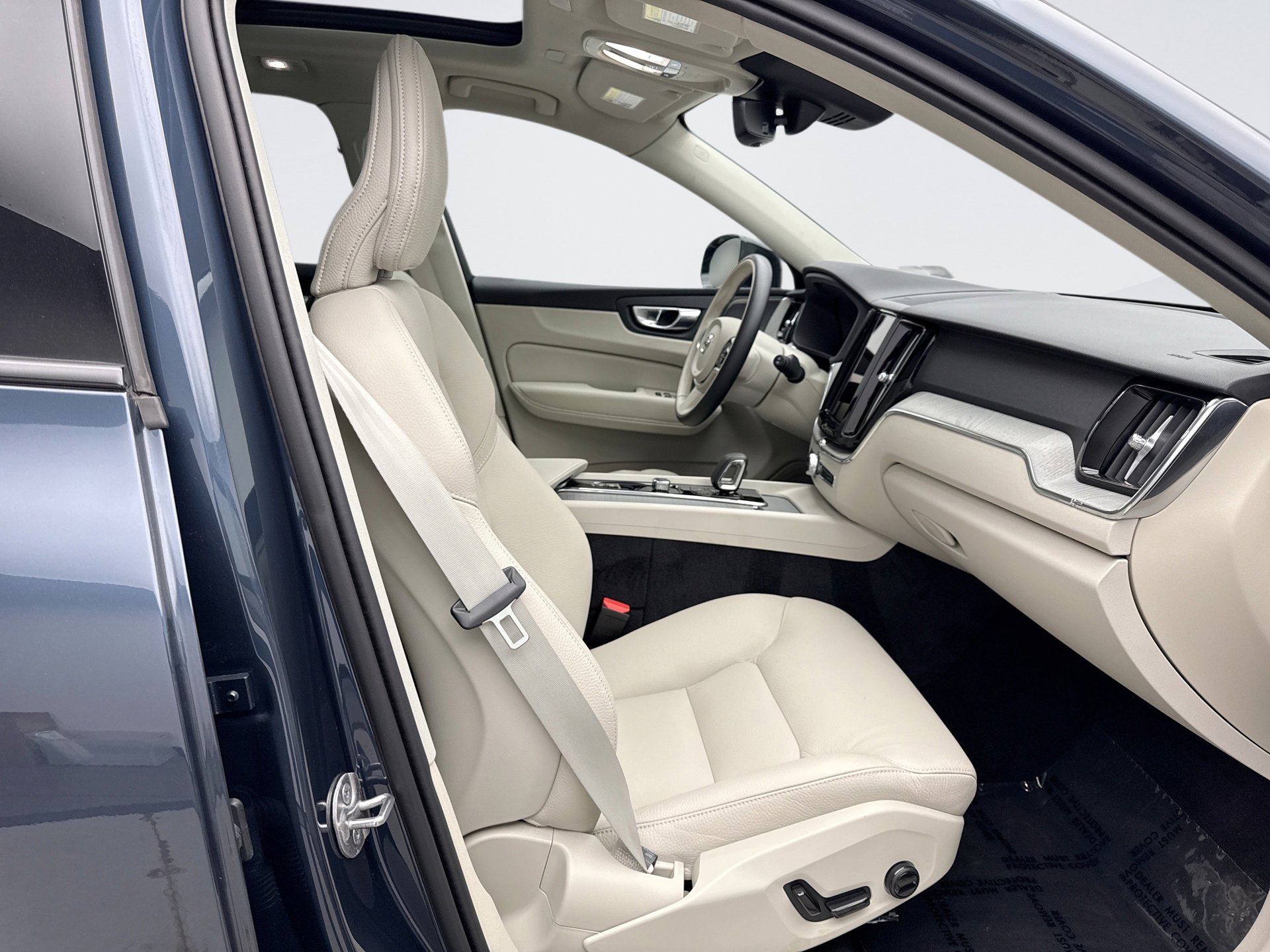 Used 2025 Volvo XC60 T8 Plus w/ Climate Package image 18